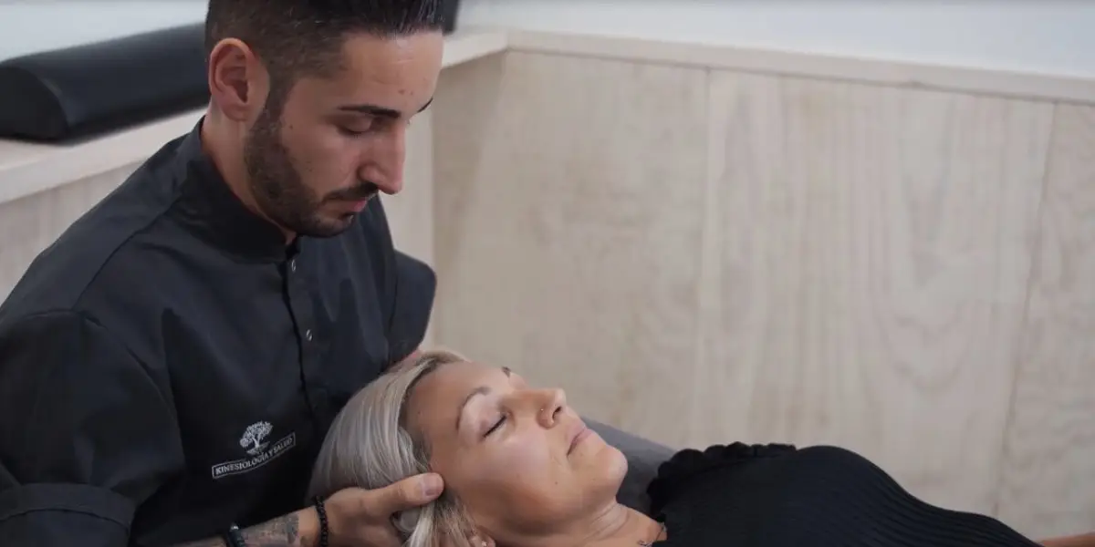 Terapeuta holístico haciendo una sesión de kinesiología emocional