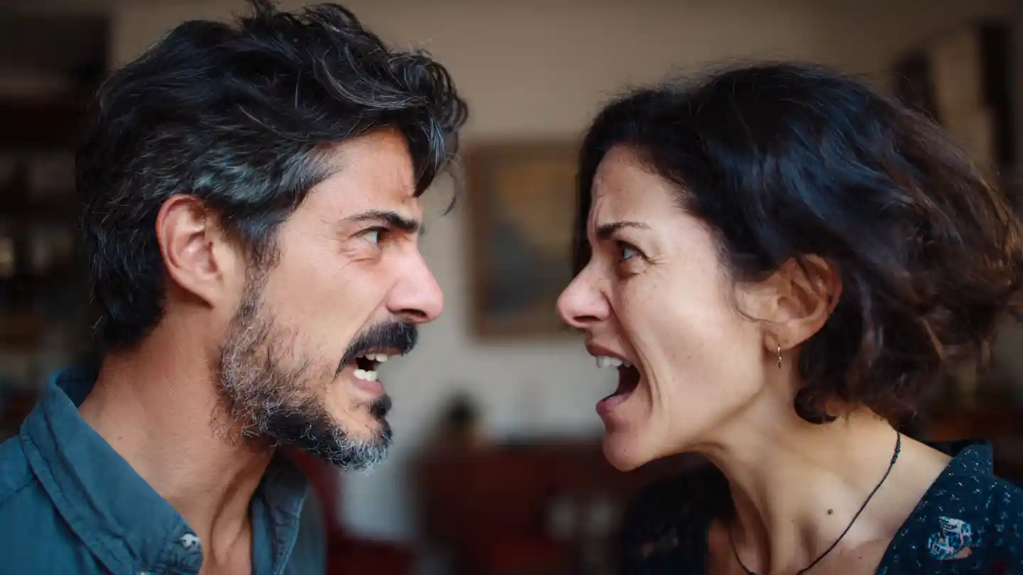 Hombre y mujer de Barcelona con bloqueo emocional en la pareja discutiendo